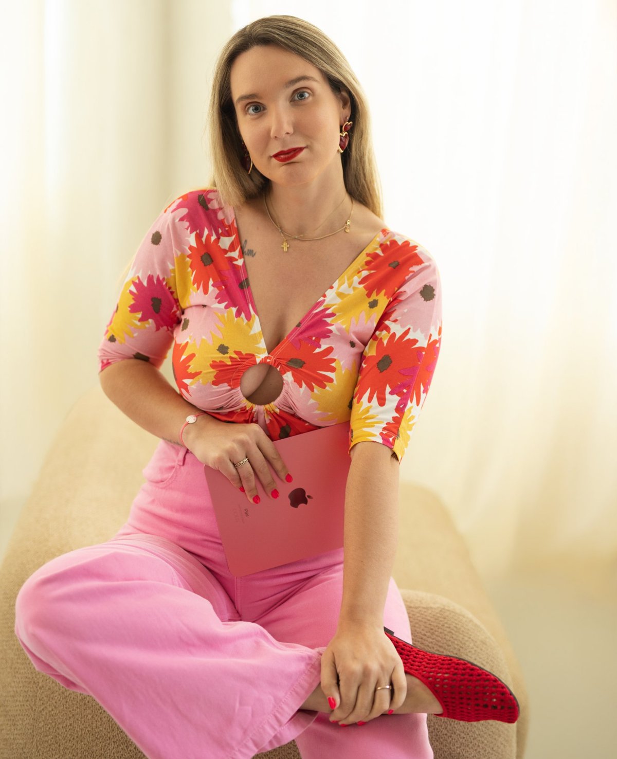 Marie Cotrel, community manager à Lyon, assise avec une tablette rose